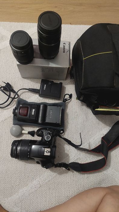 Kit completo de fotográfica profissional. Câmara,  objetiva  extra e flash,   usada , mas bem conservada. Inclui bolsa.