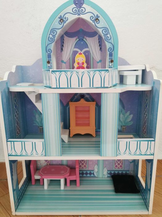 Casa de bonecas seminova com acessórios adicionais