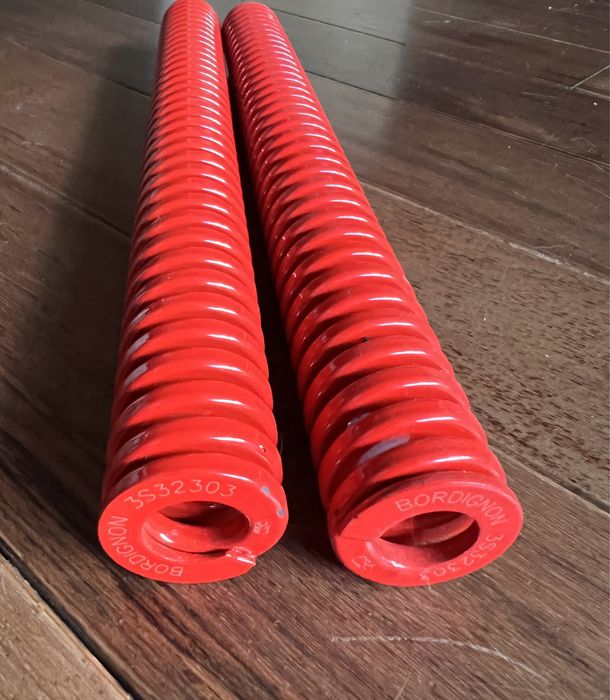 Sprężyna tłocznikowa czerwona ISO10243