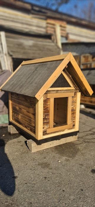 Деревянная будка для средних собак.