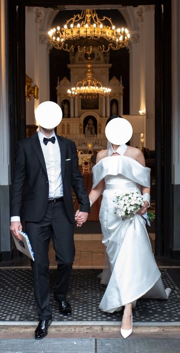 Elegancka suknia ślubna minimalistyczna – satyna,tren,odkryte ramiona