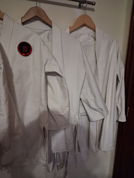 Tenho 4 kimonos para venda