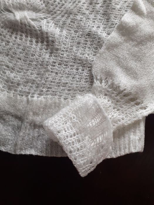 Ażurkowy ecru sweterek damski golf Quoisque