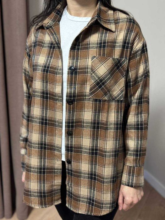 Жіноча легка рубашка у стильну клітинку