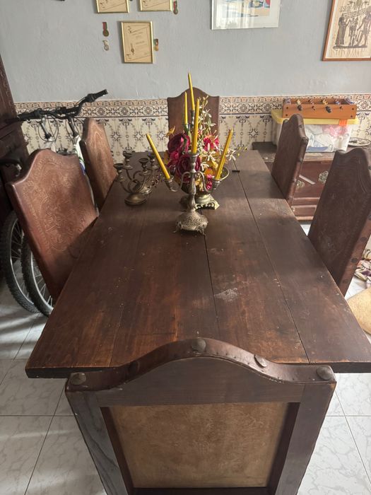 Conjunto de Móveis em Madeira Maciça – Mesa + Cadeiras + 2 Mobílias