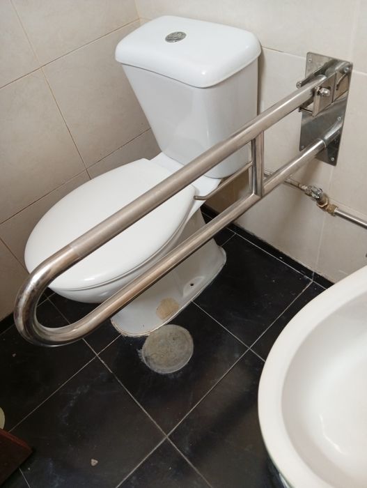 Par de barras de apoio rebatíveis em inox para WC – acessibilidade