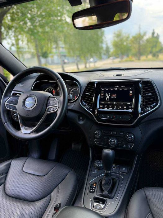 Jeep Cherokee Limited 2019 року в обвісі Overland з повним приводом