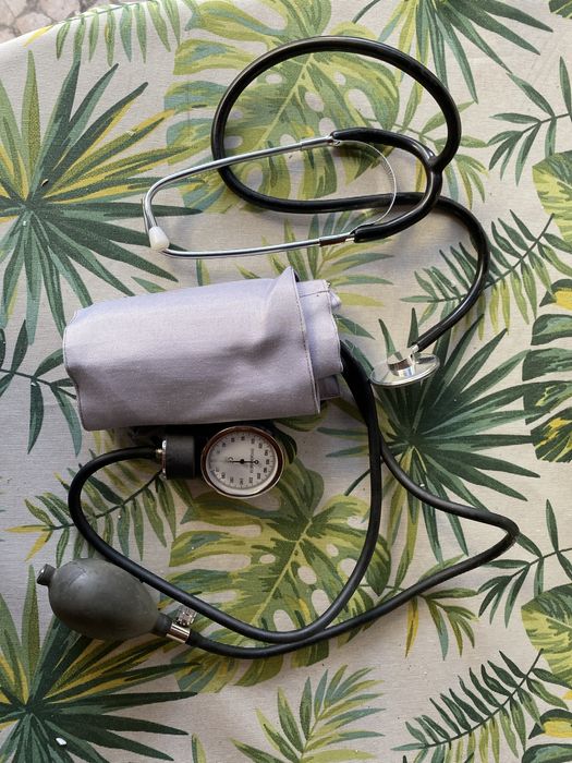 Vendo utensilio de mediçao tensao arterial e auscultacao