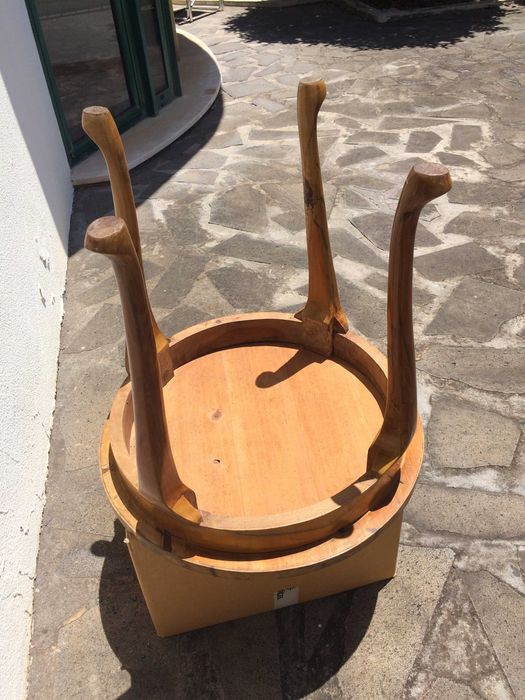 Excelente Mesa Antiga formato circular em madeira