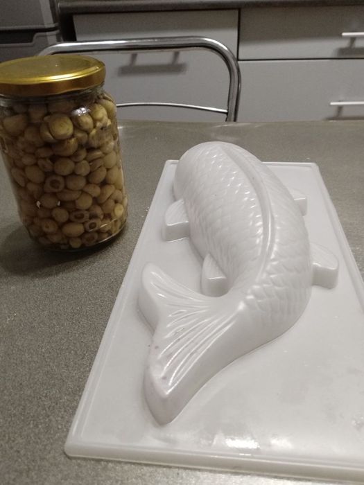 Продам пластмассовую формочки в виде рыбки. Для салата шуба,мимоза,зал