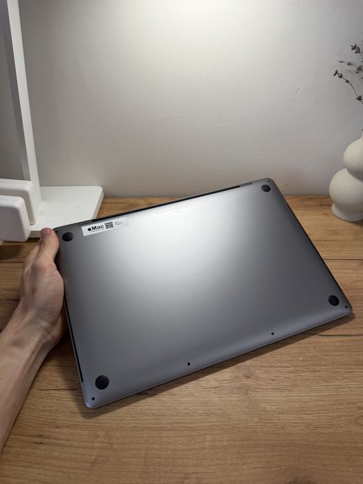 MacBook Pro 16’ 2019 Intel i9 32Gb 1Tb SSD Redeon 5300 4Gb