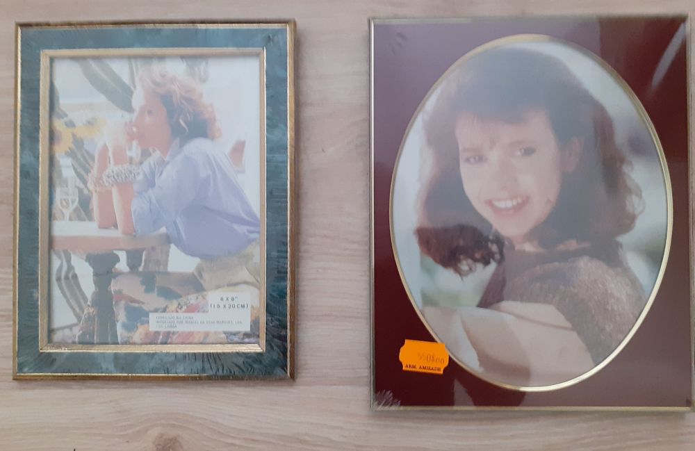 Chinelos caseiros novos, porta retratos, tomadas