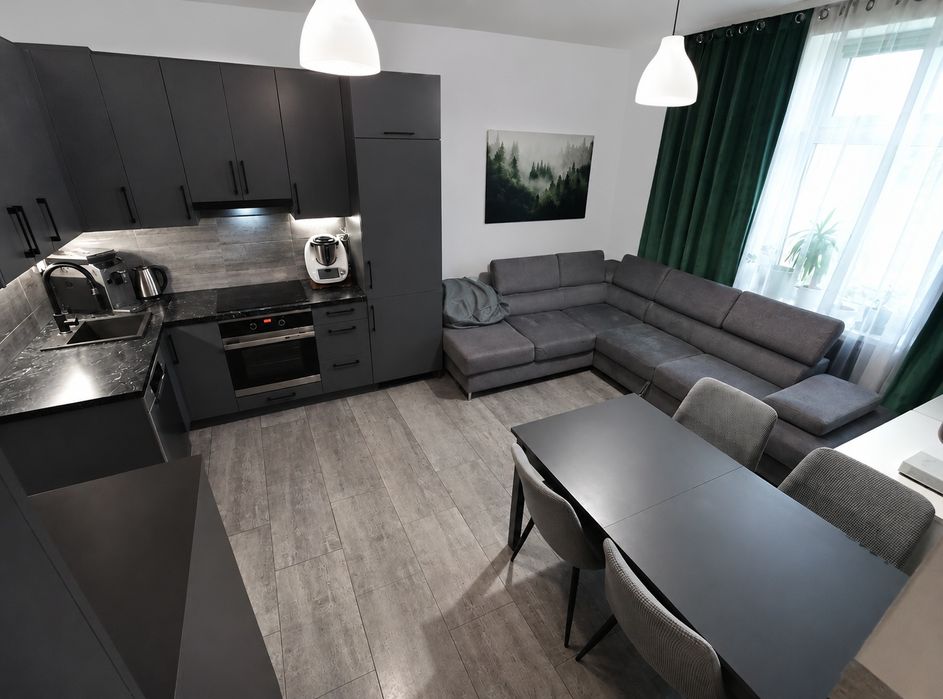Mieszkanie 48.5m2 | 3 Pokoje | Rynek | Parking | Piwnica | Strych | Niski Czynsz | Umeblowane | 1 Piętro | Po Generalnym Remoncie