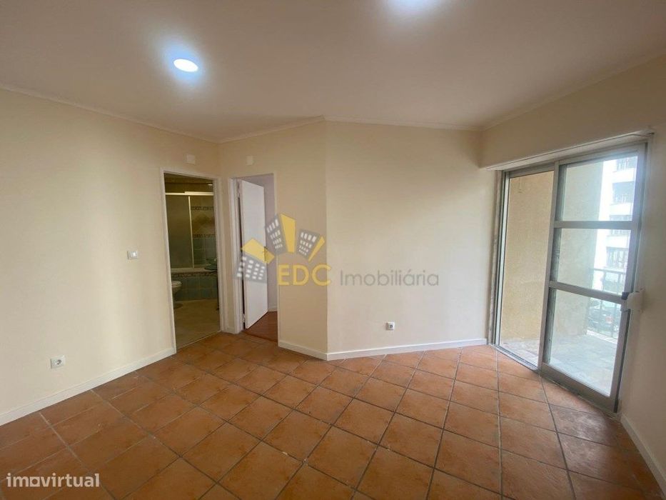 Apartamento T2 Transformado em T3 | A 5 Minutos da Estação | Tapada...