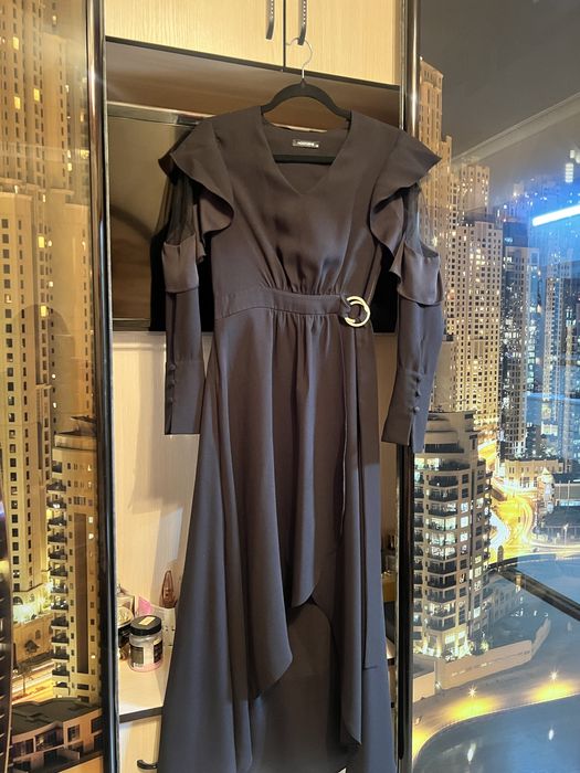 Вечірні сукні та костюм