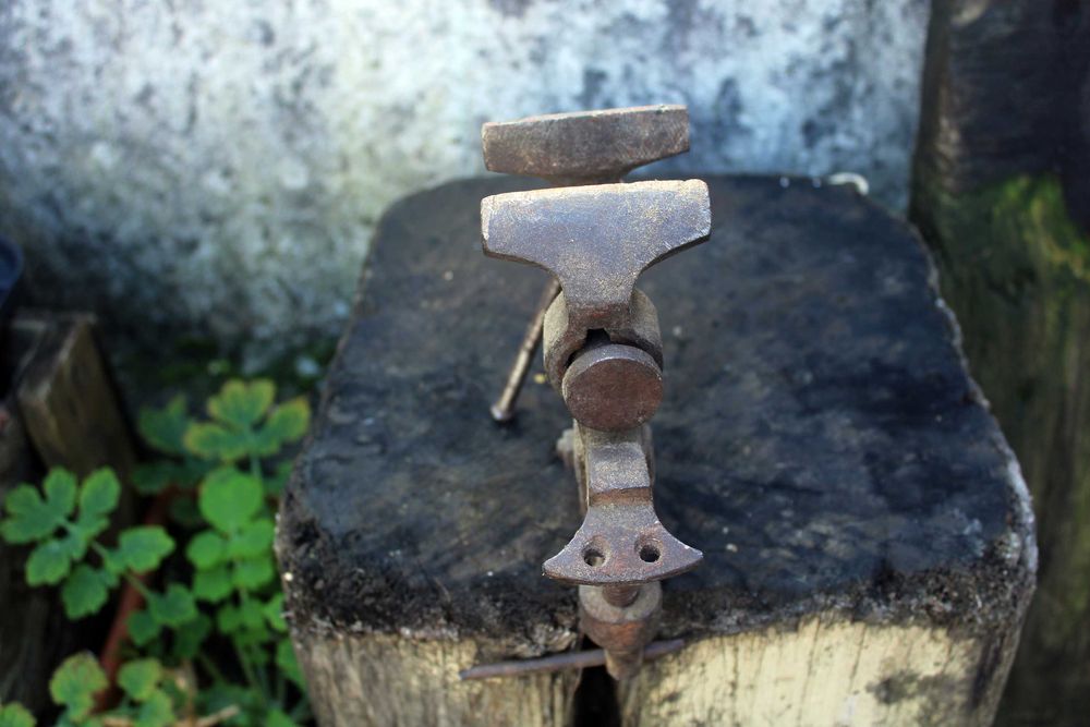 Torno de mesa antigo