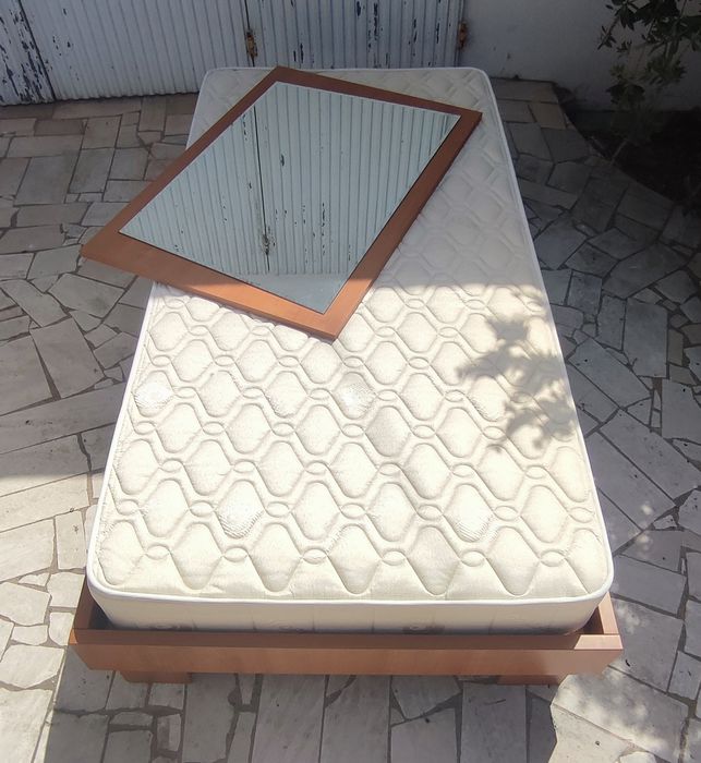 Cama com estrado / colchão / mesa cabeceira / cómoda / espelho