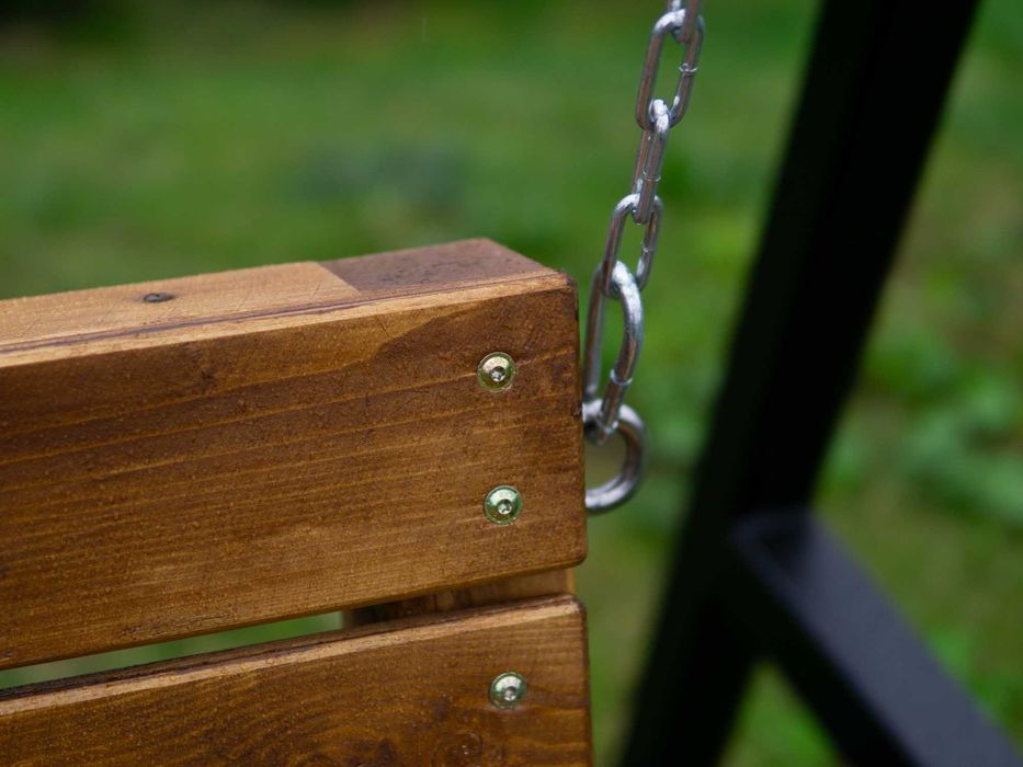 Huśtawka ogrodowa stalowo-drewniana trwała, stabilna, wykonana na lata