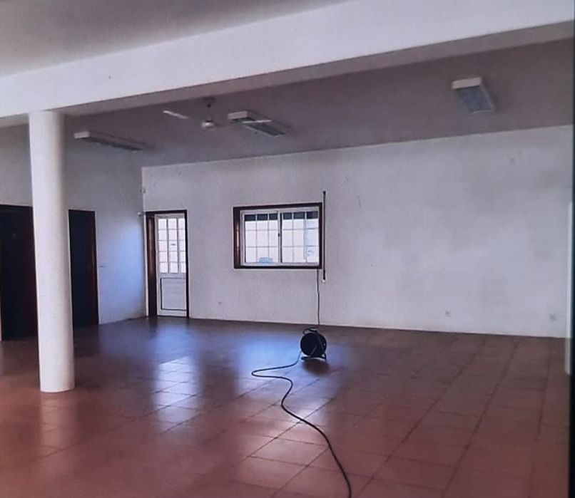 Aluga-se loja em Sobreira - Paredes