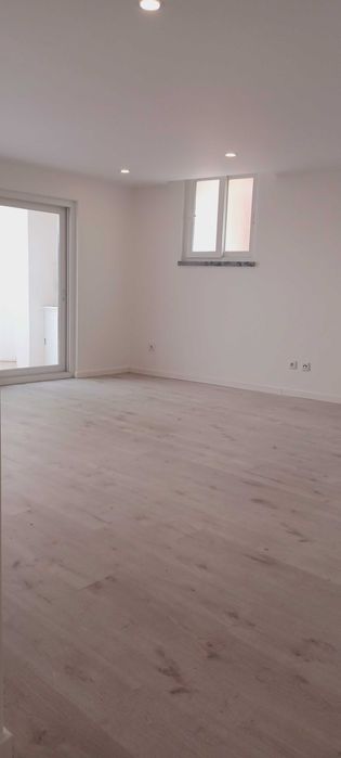 Arrendamento T3 duplex - cozinha semi-equipada, sem mobília, com logradouro e parqueamento - Alhos Vedros