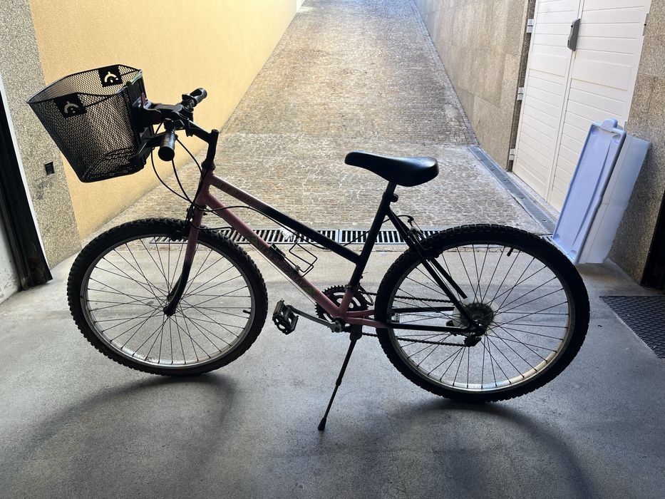 Bicicleta com marcha e cesta