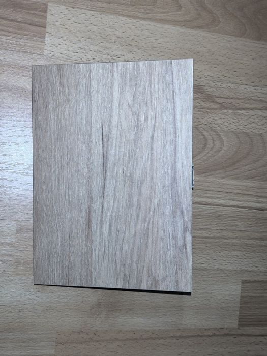 Półki z podpórką 30 sztuk.