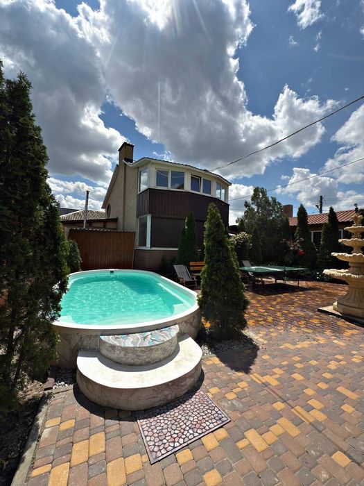 Великий будинок, лазня , басейн.