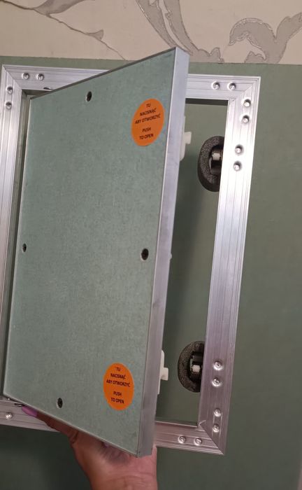 Okienko inspekcyjne podtynkowe 200x300