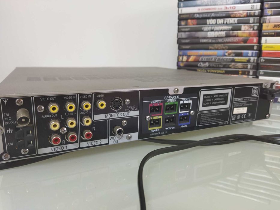 Leitor de DVD e comando, Sony. Sistema de som com 5 colunas, Sony