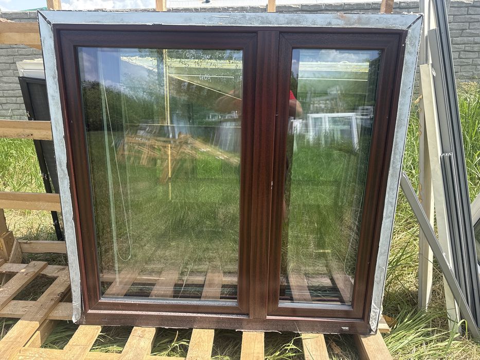 1x okno plastikowe 144x140 machoń białe z moskitera i roleta wewnetrzn