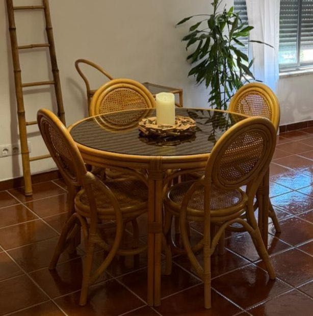 Conjunto Mesa de Jantar Redonda com Tampo de Vidro + 5 Cadeiras em Bambu