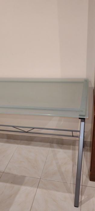 SECRETÁRIA/ mesa escritório, cinzenta com tampo de vidro temperado,  usada
