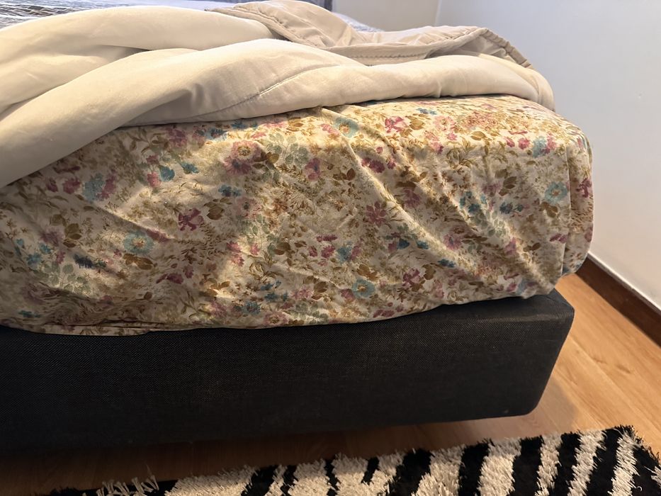 Cama com dois criados