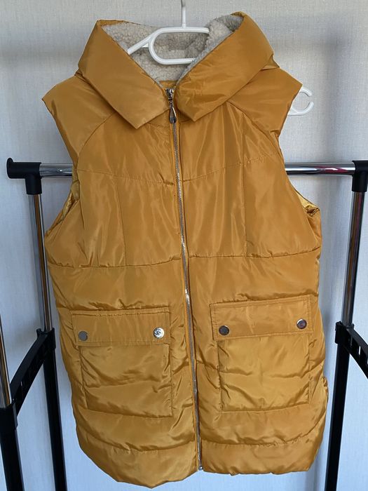 Жилетка в гарному кольорі з утепленим капюшоном, зручна на кожен день