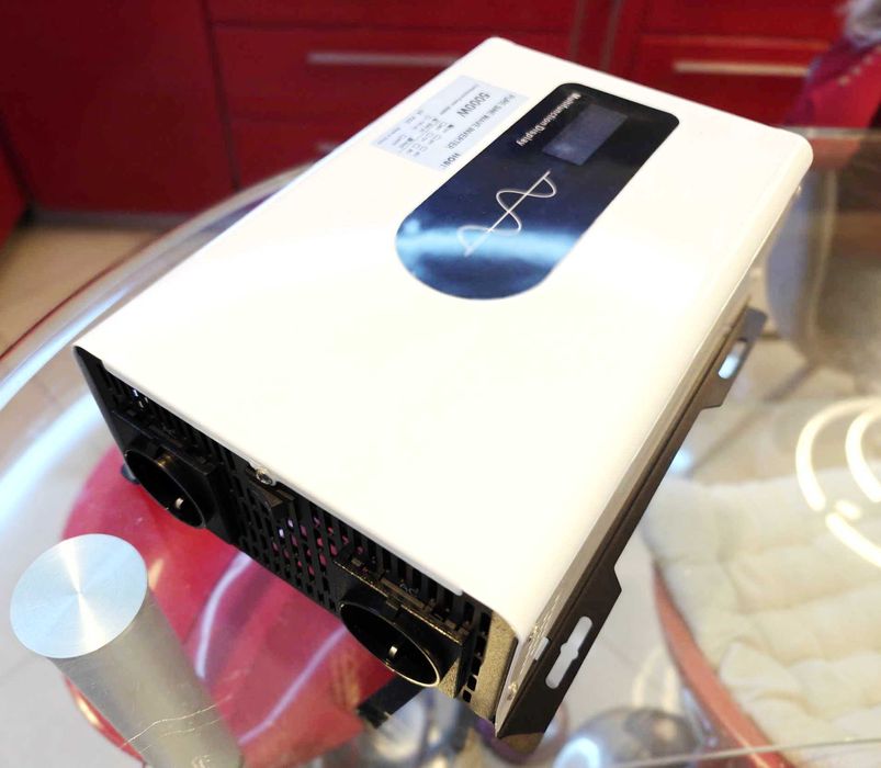 Инвертор HOULI 12В-220В чистый синус 2500/5000Вт оригинал, белый