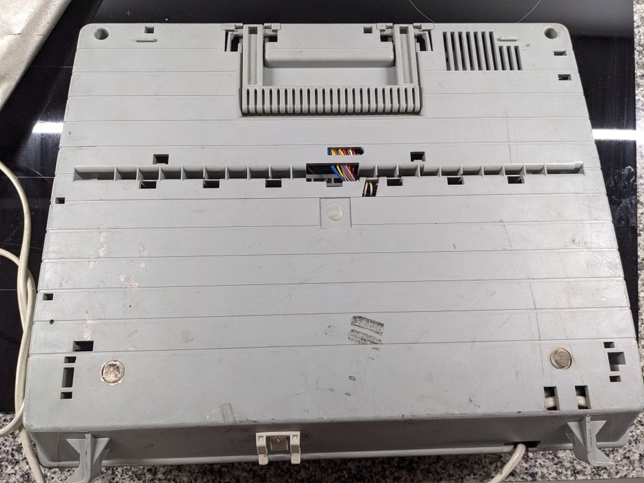 máquina de escrever eléctrica e em funcionamento