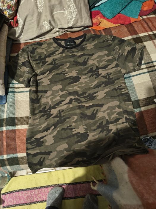 Koszulką moro Firetrap