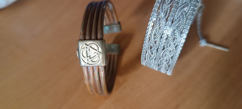 Два браслета стан на фото