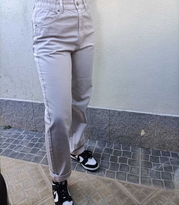 Calça bege com elástico na cintura