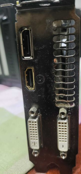 Placa Gráfica Gigabyte AMD Radeon R9 270X (Oferta HDD Externo 250GB)