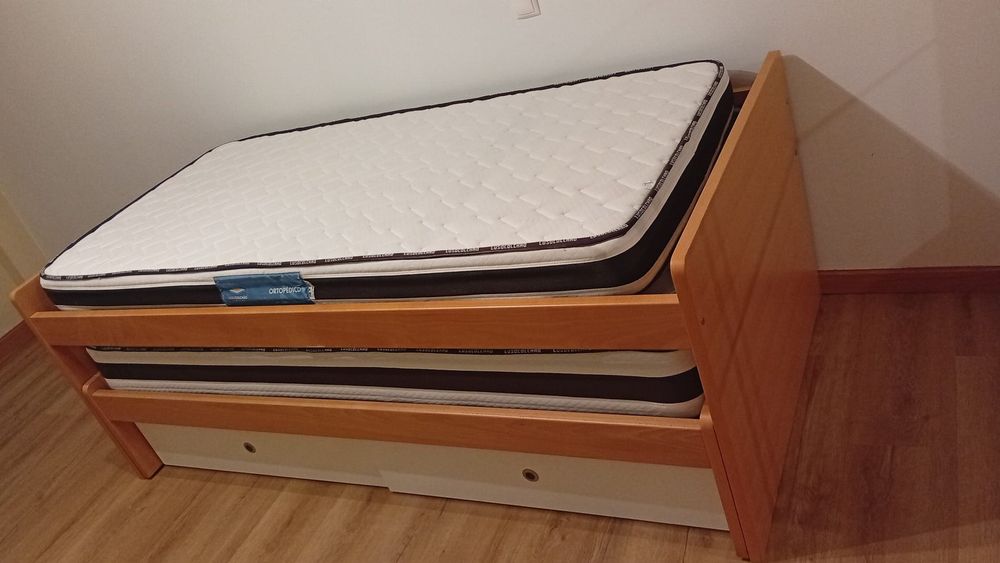 Cama dupla + 2 colchões