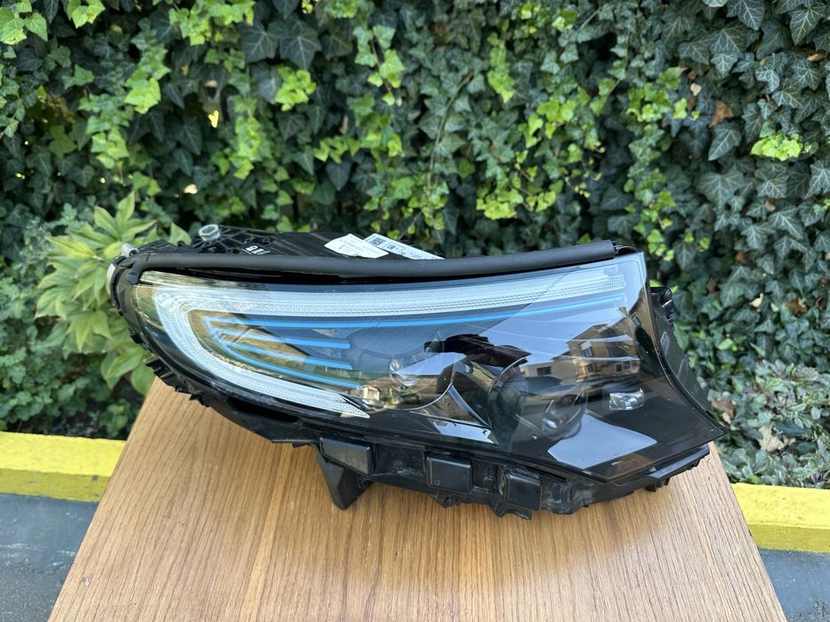 Фара права Mercedes EQC SUV