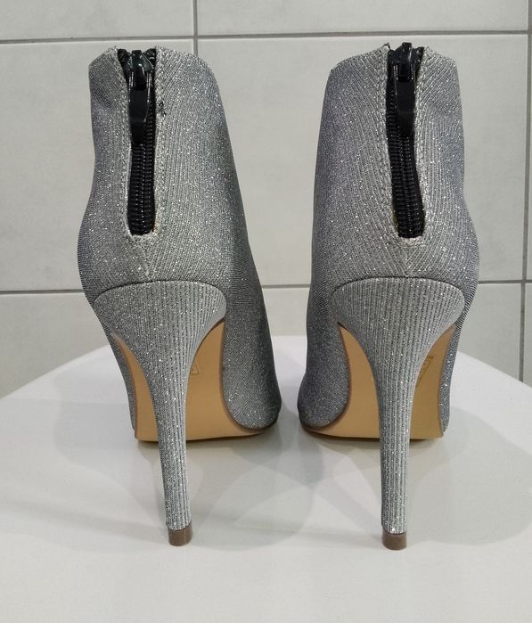 Brokatowe botki z wyciętą cholewką srebrno-szare