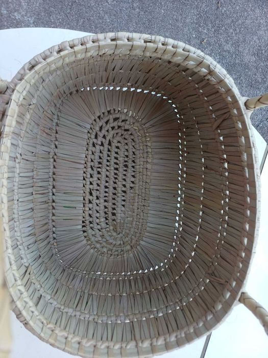Cestos de palha, de assas