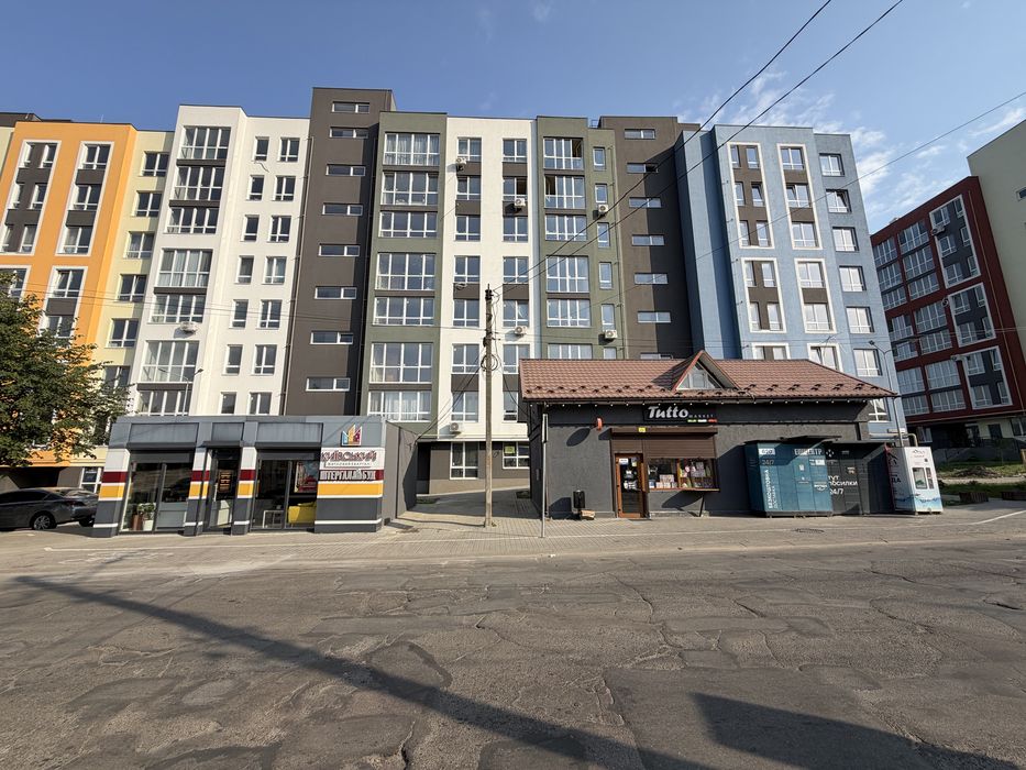 Здається фасадне приміщення в новобудові