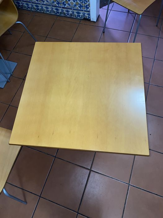 Conjunto mesa e cadeiras.