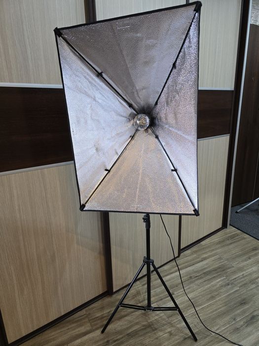 Softbox zestaw studyjny  Aptel – lampa + statyw + żarówka LED