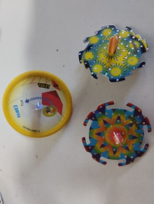 (C) Tazos de vários temas