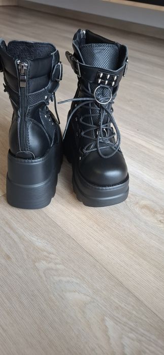 Botki na wysokim koturnie