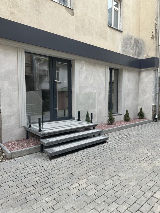Продам комерційне приміщення центр міста вул .Л.Украінки